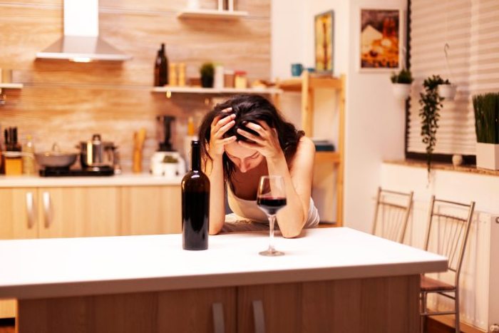 Czy alkohol faktycznie pomaga w stresie? Rozprawa z mitami